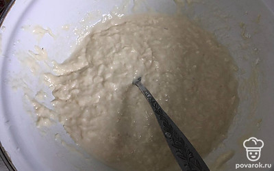 В тёплом молоке развести дрожжи, добавить 1/2 сахара, пусть постоят 10-15 минут. Далее всыпать муку (возможно уйдёт чуть меньше — 450 г, смотрите по консистенции, тесто должно отставать хорошо от стенок миски), соль. Оставшийся сахар.