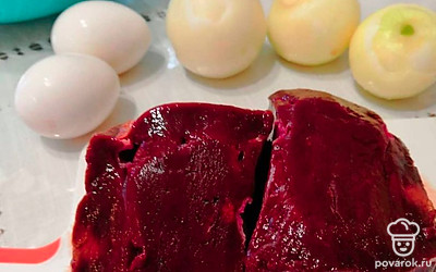 Подготавливаем ингредиенты, печень чистим от пленки.