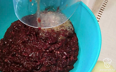 Перекручиваем печень и лук в фарш.