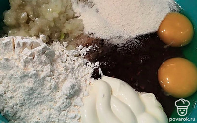 Добавляем яйца, сметану, муку, манную крупу и смешиваем, солим и перчим по вкусу.