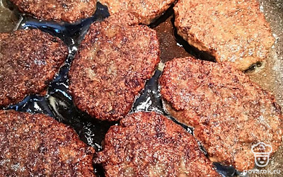 Жарим на сковороде с двух сторон до готовности.