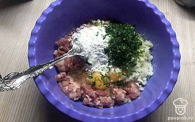 Курицу порезать мелкими кубиками или соломкой, луковицу мелко посечь. В глубокой миске смешать курицу, яйца, сметану, лук, крахмал и зелень.