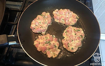 На раскалённую сковороду с маслом выкладывать получившуюся массу в форме оладьев, не очень толсто.