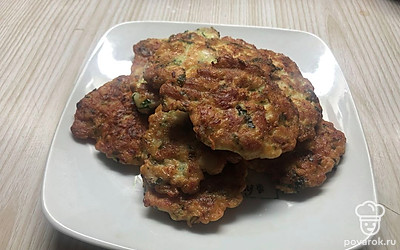 Обжарить по 2-3 мин с каждой стороны. Можно подержать минутку под крышкой.