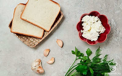 Подготовьте посуду: тарелку для подачи, сковороду и нож для готовки. Промойте и просушите зелень. Очистите чеснок. Разогрейте сковороду и смажьте ее маслом.