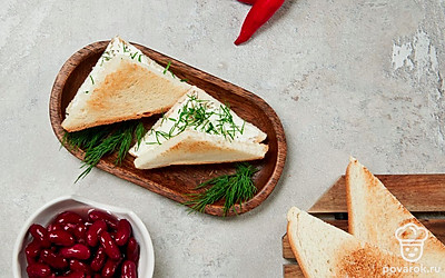 Посыпьте тосты перед подачей прованскими травами.