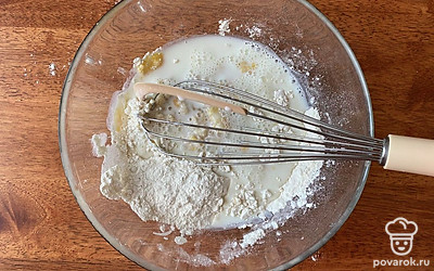 Добавьте половину муки и молока, перемешайте, затем добавьте остальную муку и молоко, снова перемешайте.