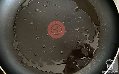 Разогрейте сковороду и на среднем огне начните жарьте.