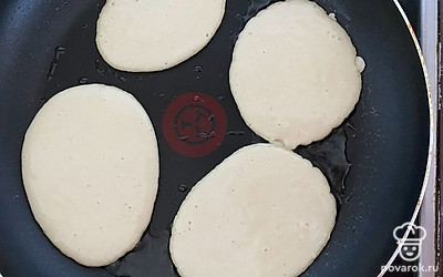 Вылейте тесто, следите, чтобы оладушки не подгорели.