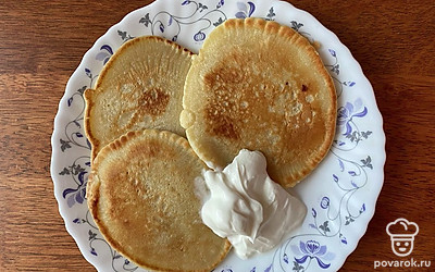 Вкусное блюдо к чаю готово, подавайте порционно, оладушки хорошо сочетаются со сметаной. Приятного аппетита.