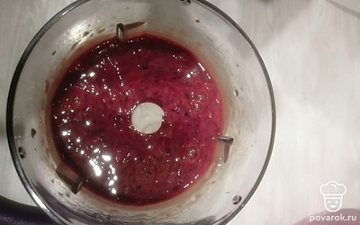 Печень измельчите в блендере, можно перекрутить на мясорубке. 