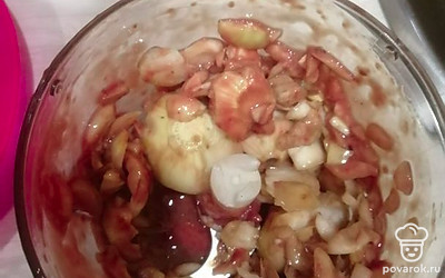 Также в блендере измельчите лук. Лук можно не использовать, но я люблю с луком. 