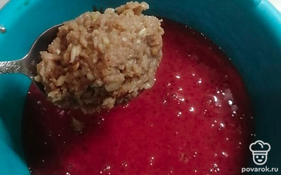 Печень и лук соедините вместе, все перемешайте. 