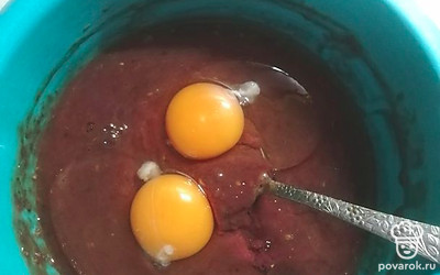 Все перемешайте. Введите яйца. 