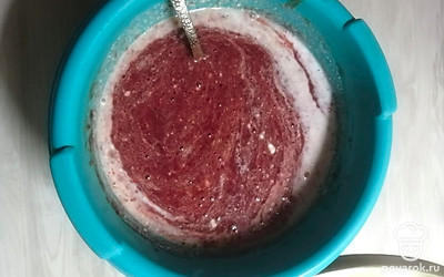 Влейте кефир. Все тщательно перемешайте. 