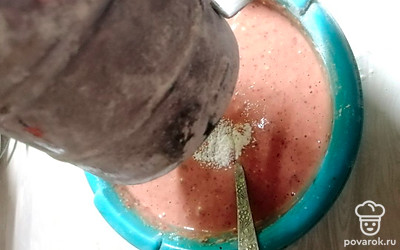 Добавьте 1/4 чайной ложки соды. Всыпьте просеянную муку. Всё перемешайте и дайте немного настояться. 