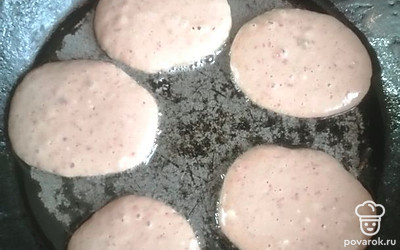 На раскаленную сковородку налейте немного растительного масла. Масло используем только для первых оладушек, чтобы не прилипли. Остальные жарьте на сухой сковороде. Можно по вашему желанию масло добавлять и при жарке остальных оладий. Обжарьте оладушки с двух сторон. 