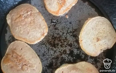 Оладушки подавайте со сметанкой. Идеальный завтрак готов. Приятного аппетита! 