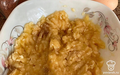 Очистить банан от кожуры, положить в тарелку и перемять его вилкой. Добавить остальные ингредиенты. Вместо молока можно добавить кефир.