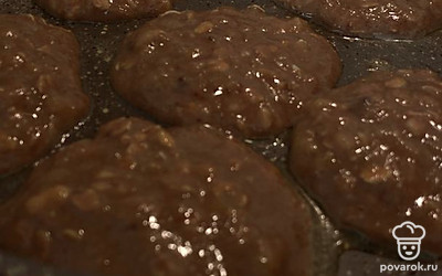 Разогреть сковородку и выложить ложкой оладушки.