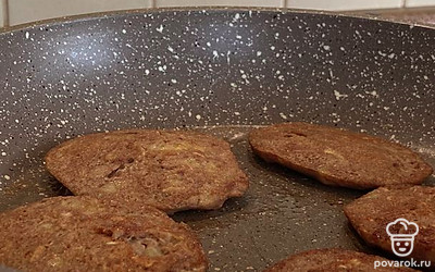 Обжарить с обеих сторон.