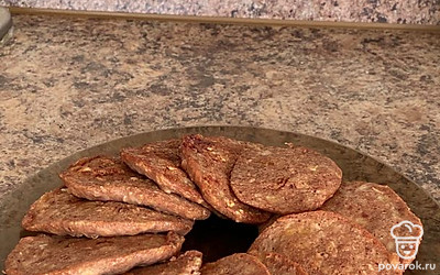 Можно кушать со сметаной, йогуртом, ягодами и многим другим.