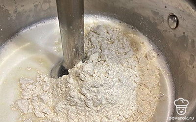 В кефир добавляем соль, сахар, яйцо. Перемешиваем. Добавляем муку.