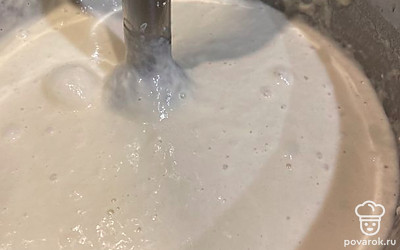 Тщательно взбиваем и вводим гашеную кипятком соду. Перемешиваем.