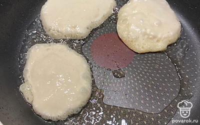 Раскалим сковороду, наливаем масло. Половником наливаем тесто небольшими кружочками.