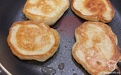 Обжариваем оладьи по минуте с каждой стороны.