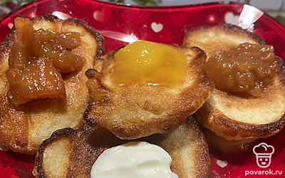 Подаем порционно, украсив ягодами, мёдом, вареньем или сметаной.