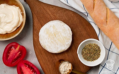 Французский багет нарежьте ломтиками или кубиками. Сушеный чеснок, соль и прованские травы взвесьте. Петрушку и базилик промойте, просушите и отделите листочки для украшения. Помидор помойте и удалите плодоножку, затем нарежьте дольками. Приготовьте противень и пергамент.