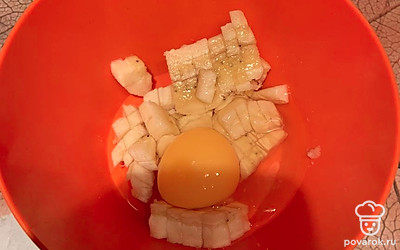 Банан измельчить и переложить с ёмкость, добавить яйцо.