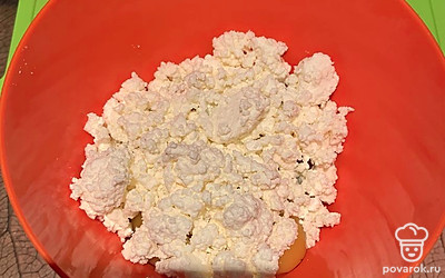 Добавить творог.