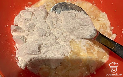 Добавить соль и муку.