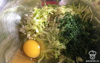 На крупной терке трем кабачок, добавляем яйцо, рубленый чеснок, соль, перец и укроп.