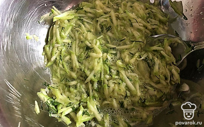 Перемешиваем и даем пару минут постоять, чтобы кабачок дал жидкость.