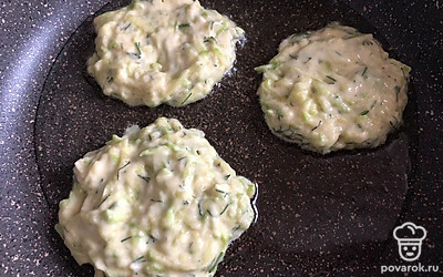 Сливаем жидкость с кабачка и добавляем муку. Тщательно перемешиваем всю массу и ложкой выкладываем на разогретую сковороду с маслом.