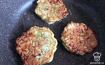 Переворачиваем оладьи и накрываем крышкой, так они лучше пропекутся.