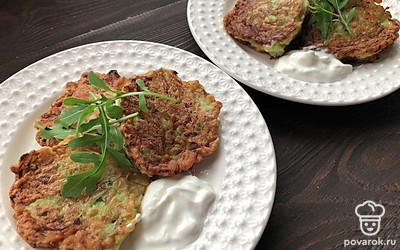 Подаем со сметаной и зеленью.