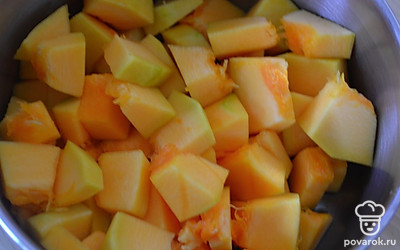 Очищенную тыкву (400 г чистый вес) нарезаем на мелкие кусочки и перекладываем в сотейник. Добавляем 2 столовые ложки воды и закрываем крышкой. Тыква должна стать мягкой. Жидкость из сотейника сливаем.
