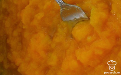 Вилкой или блендером превращаем тыкву в пюре. Пюре остужаем.