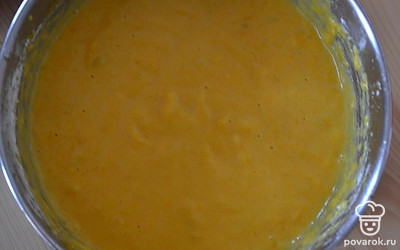 В пюре добавляем яйцо, сахар и муку. Хорошо перемешиваем. По консистенции тесто должно напоминать густую сметану. Если у вас не так, то нужно добавить немного муки. 