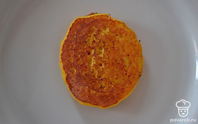 Выпекаем оладьи на хорошо разогретой сковороде, предварительно смазанной маслом.