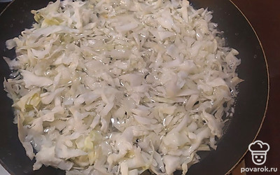 Капусту белокочанную шинкуем, желательно мелко. Выкладываем в кастрюльку или сковородку и заливаем полностью водой. Отвариваем до готовности