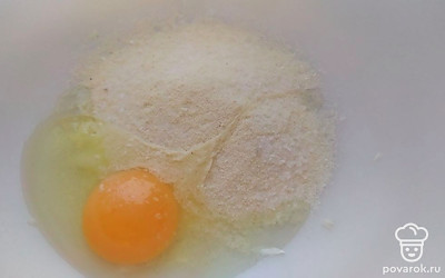 В глубокую чашу насыпаем 4 столовые ложки манной крупы, добавляем 1 яйцо и соль по вкусу.