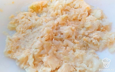 Отваренную капусту, слив лишнюю воду, добавляем в чашу и перемешиваем вилкой. Получается тесто для оладушек. 