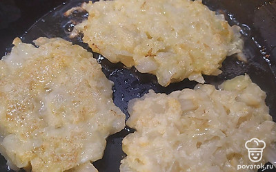 Тесто удобнее выкладывать на разогретую сковороду столовой ложкой и формировать оладушки. Жарим с 2 сторон. Приятного аппетита! 