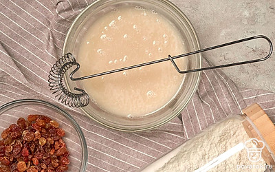 Приготовьте дрожжевую основу. Налейте воду в глубокую миску, всыпьте сахар, дрожжи, перемешайте, дайте постоять в течение 10 минут.