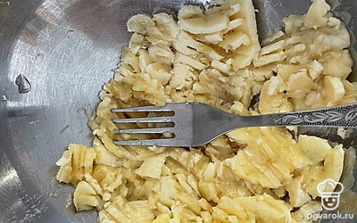 Почистить бананы и положить в глубокую миску, размельчить вилкой.